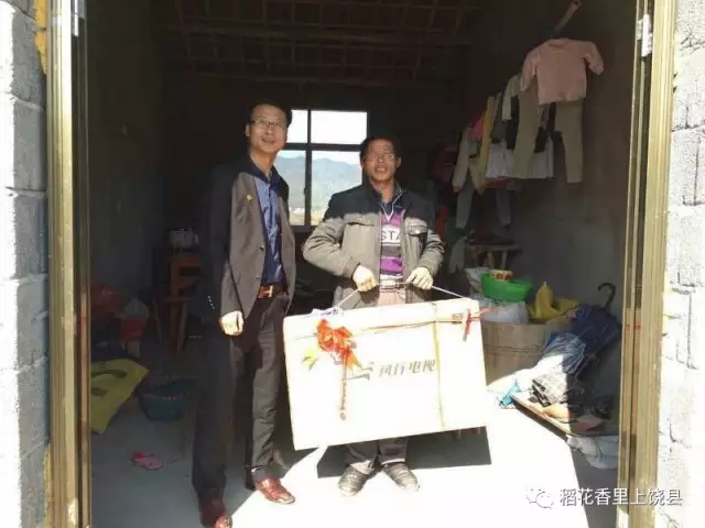 創業青年返鄉慰問困難群衆